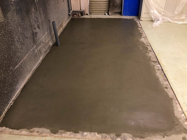 厨房シート下 土間モルタル補修　浜松市東...