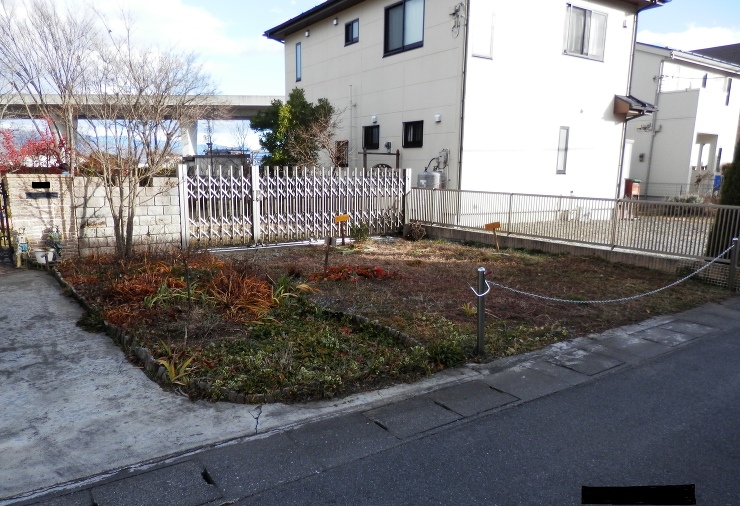 駐車場の除草が大変なので何とかしたい。お...
