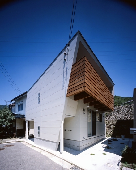 「中野の家」 狭小地に建つ、つながりのあ...