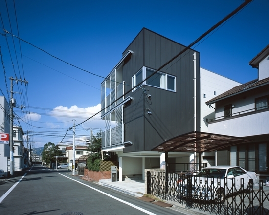 「Y-house」 都会の３階建て住宅。...