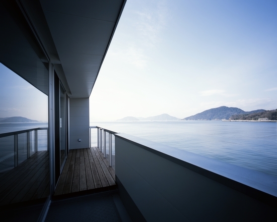 「坂の下の家」 海に面した開放的な家。 ...