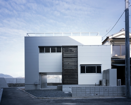 「坂の下の家」 海に面した開放的な家。 ...