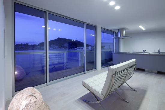 「坂の下の家」 海に面した開放的な家。 ...