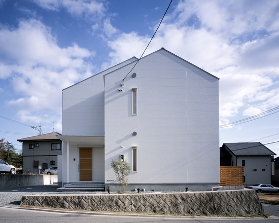 西条の家 敷地に対して角度をつけて住宅を...