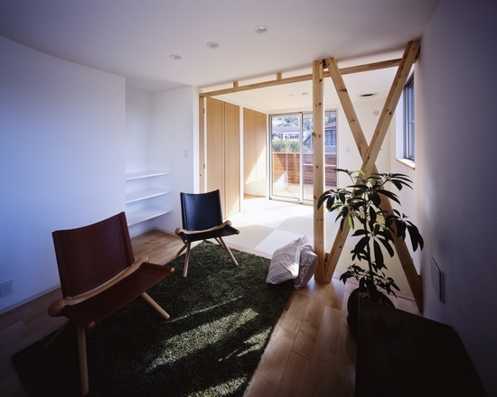 坂の南の家 細長い敷地にやわらかくつなが...