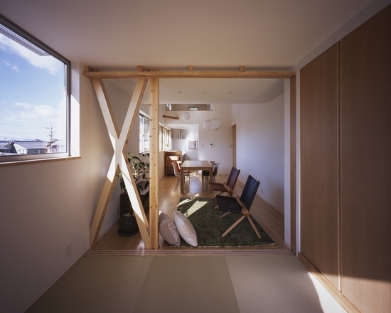 坂の南の家 細長い敷地にやわらかくつなが...