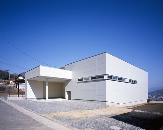 坂の上の家 もとの敷地段差に合わせて計画...