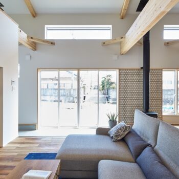 〈SE構法〉明るい光にあふれる通り土間の...