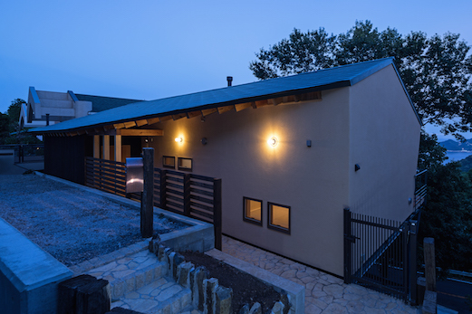 急斜面に建つ平屋の別荘（静岡県熱海市） ...