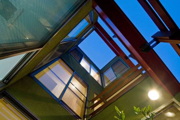 陽の降り注ぐライトコートのある家（阿佐ヶ...