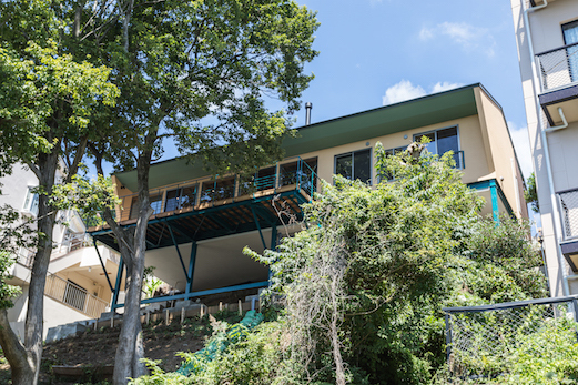 急斜面に建つ平屋の別荘（静岡県熱海市） ...