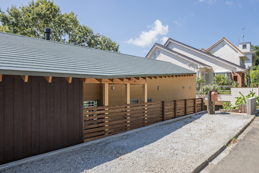 急斜面に建つ平屋の別荘（静岡県熱海市） ...