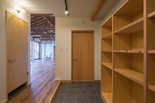 急斜面に建つ平屋の別荘（静岡県熱海市） ...