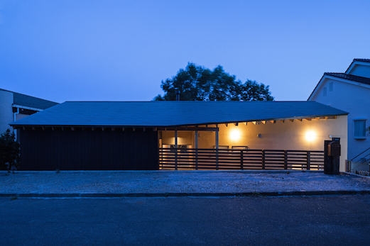 急斜面に建つ平屋の別荘（静岡県熱海市） ...
