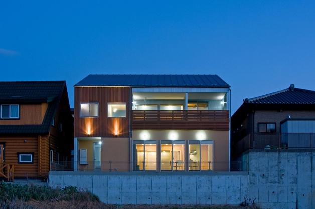 子どもたちが集まってくる土手の見える家（...