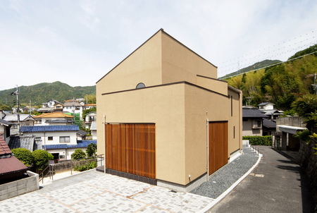 細い道のうえ