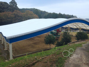 大型テント屋根（シェルター屋根）をゲートボール場の雨よけ・日よけとして施工