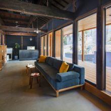 パブリックスペース（手前）　テラス（右）<br />
・新設した８ｍの大開口。南からの直射光を裏庭が受け止め、その反射光が内部を優しく照らす。　内部の壁を黒色塗装で暗部とし、意識が外の裏庭へと誘われるよう配慮している。