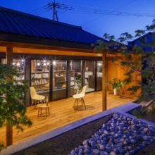 テラス（裏庭）<br />
風が通りぬける心地良い空間。・執務時の気分転換、訪問者を『おもてなし』する場に…。