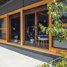 縁側<br />
・既存に対し、倍寸法の木製建具に取替え、明るく開放感のある縁側に。縁甲板は敢えて既存の風合いを残した。