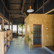 エントランス<br />
・?玄関の戸を開けると、奥の裏庭へと視線が導かれる空間構成。