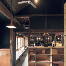 柱の傷やホゾ穴、梁の色ムラ、縁台の摩耗など、以前は、『劣化』や『古さ』という否定的な印象でしかなかったものを、<br />
リノベーションによって新しい視点軸を加え、『趣き』や『味わい』といった歴史の重さを感じさせてくれるものへと変換。