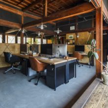 ワークスペース<br />
・天井裏に隠れていた力強い構造体を顕在化。　黒色のマット塗装で壁の存在を消し去り、歴史を重ねた木構造を際立たせた。<br />
　