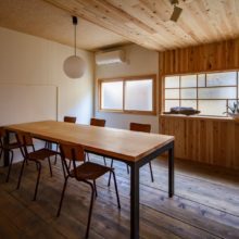 ミーティングルーム<br />
・ワークスペースから延びる杉板張りの領域、既存部分に漆喰塗装を施した領域を混在させることで部屋単位で完結しないよう配慮。床板は、前のオフィスから一緒にお引っ越し。