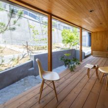 テラス<br />
・左の裏庭から伝わる季節感を存分に享受できる心地よい場所。テラスは床・壁・天井を木材でロの字型で覆い、領域を明確化。