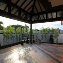 ＬＤＫ（４連大型引込戸を開放時）<br />
・縁に面した４連の木製掃出窓は高さ2.4mで２面とも完全引込み可能。小春日和の日、全開すればリビングが庭に溶け込むような錯覚を覚える。まるで庭の中で暮らしているような開放感。