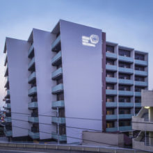 外観（夜景）<br />
前面道路から見える形態をＣＧで検証。　白壁（耐震壁）に、斜めカットを入れる操作で、人々の印象に残り易い建築に変換。