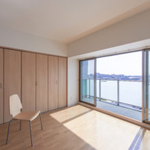 住戸<br />
可能な限り、間口を広げ、明るい室内となるよう配慮。