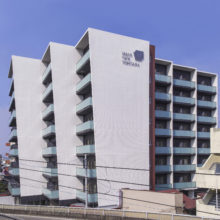 外観<br />
敷地を読み、建築基準法、航空法の規定内で、最大限の床面積を確保できるプランを提示。配置計画から導かれる形態の特徴を分析し、スタイリッシュなデザインにつなげた。