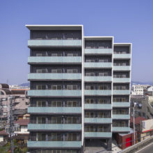 外観（南面）<br />
外観形状を強調するため、モノトーンを基調としたカラーコーディネートに…