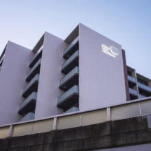 外観<br />
住戸へプライバシーを確保しつつ、採光性も高めるため、バルコニー手摺には、半透明合わせガラスを採用。