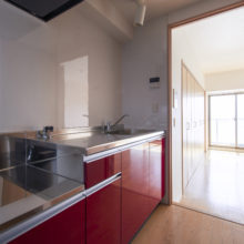 住戸<br />
退去後のメンテナンスに配慮し、住戸内は代替性の高く、ローコストな仕上材を採用。カラーコーディネートで、軽快感を演出。