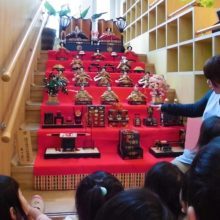 ギャラリー棚だけでなく、大階段の片方を雛壇に。<br />
先生のアイデアに脱帽。（先生撮影）<br />
<br />

