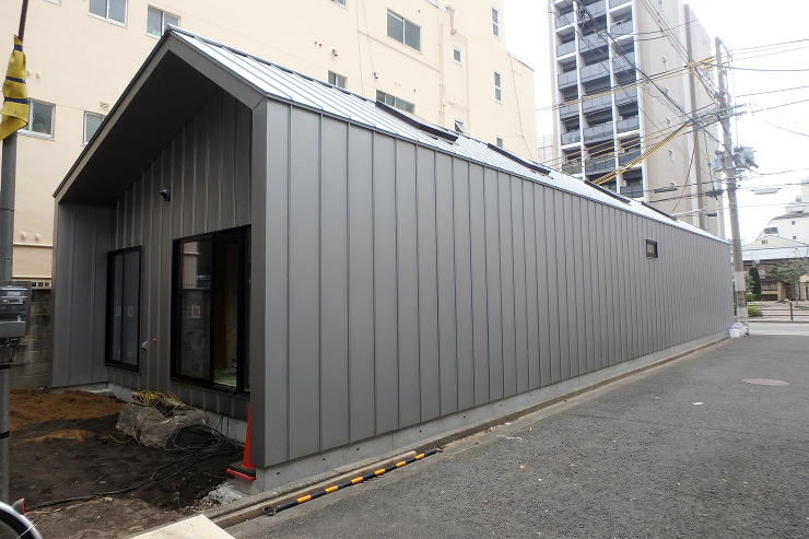 034 工具箱の家｜職住一体の細長い平屋...