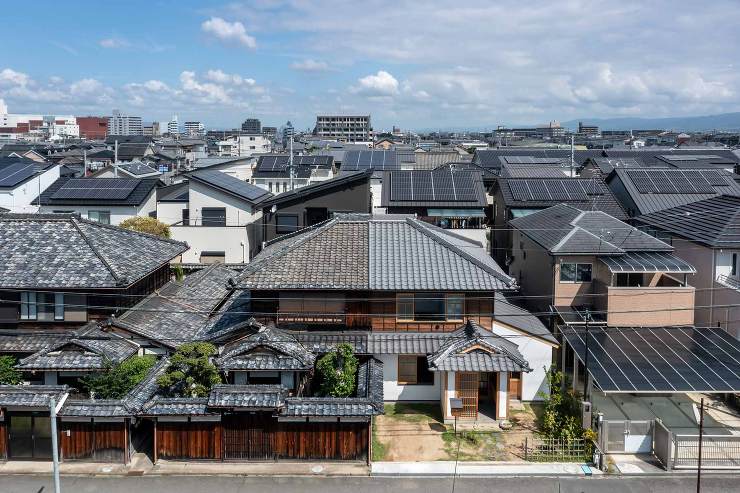 戦前に建てられたニコイチ借家の片側だけを改修して、若いご家族の住まいにリノベーションする計画。