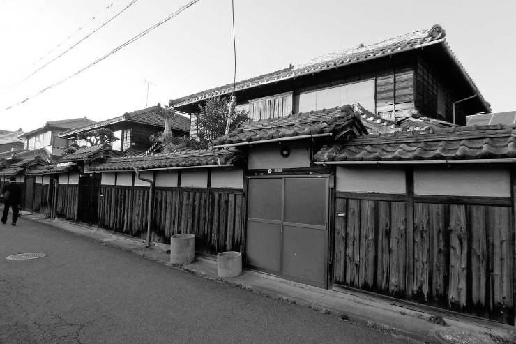 既存外観。通りに面して古い門構えが残る。