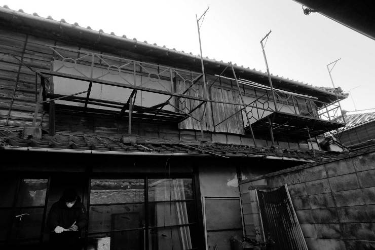 既存北側外観。傷みが激しく、廃屋の一歩手前。