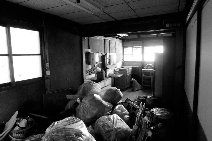 既存１階。ゴミ屋敷。解体時にキッチンの床下から井戸を発見。