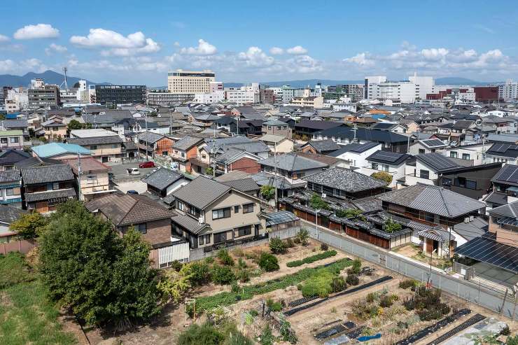 俯瞰。戦前の民家や昭和レトロな商店が残る街並み。交通至便で特別な法規制もないため、ハウスメーカーの住宅と賃貸マンションへの建て替えが進む。