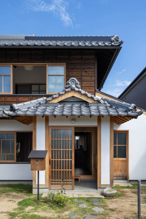 玄関と下屋は一度解体してベタ基礎を打ち、状態の悪い部材を更新しながら組み直して耐震補強。鬼瓦はクリーニングして再利用。