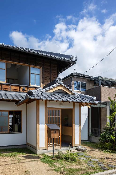 巣箱のイメージで作った一本足のポスト(伝書箱)。表札・インターフォン兼用。