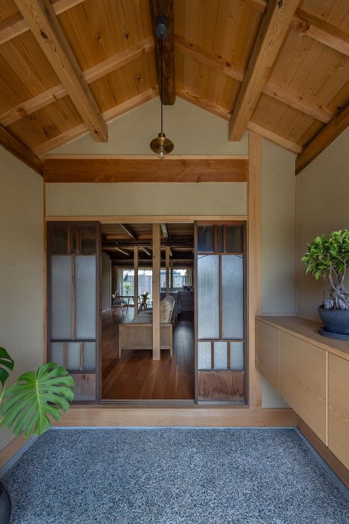 一度解体して組み直した玄関。建具も傷みの激しい箇所を補修して再利用。