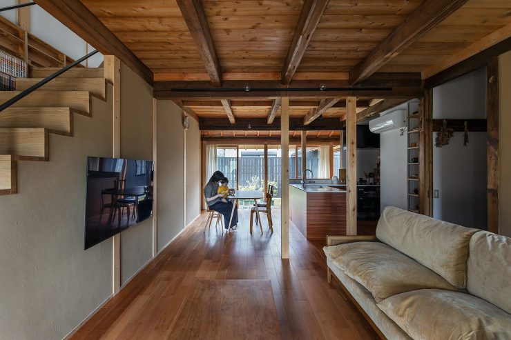 居間全景。構造補強しながら洋間＋和室2部屋を大きなワンルームに更新。