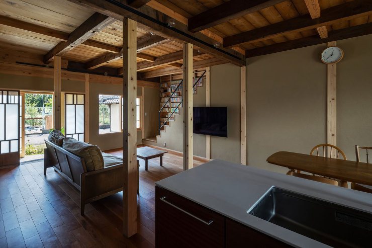 キッチンから玄関・リビングを見る。新しい間取りに合わせて柱を盛り替え。2階の荒板は一度全て剥がして美装し、不陸を調整して貼り直し。その上に構造用合板で補強。