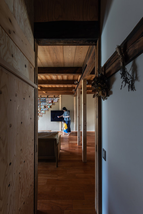 キッチン裏の回遊家事動線から。