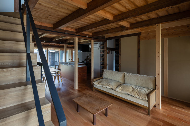 階段ライブラリからリビング・キッチンを見る。